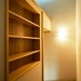 階段室途中の本棚